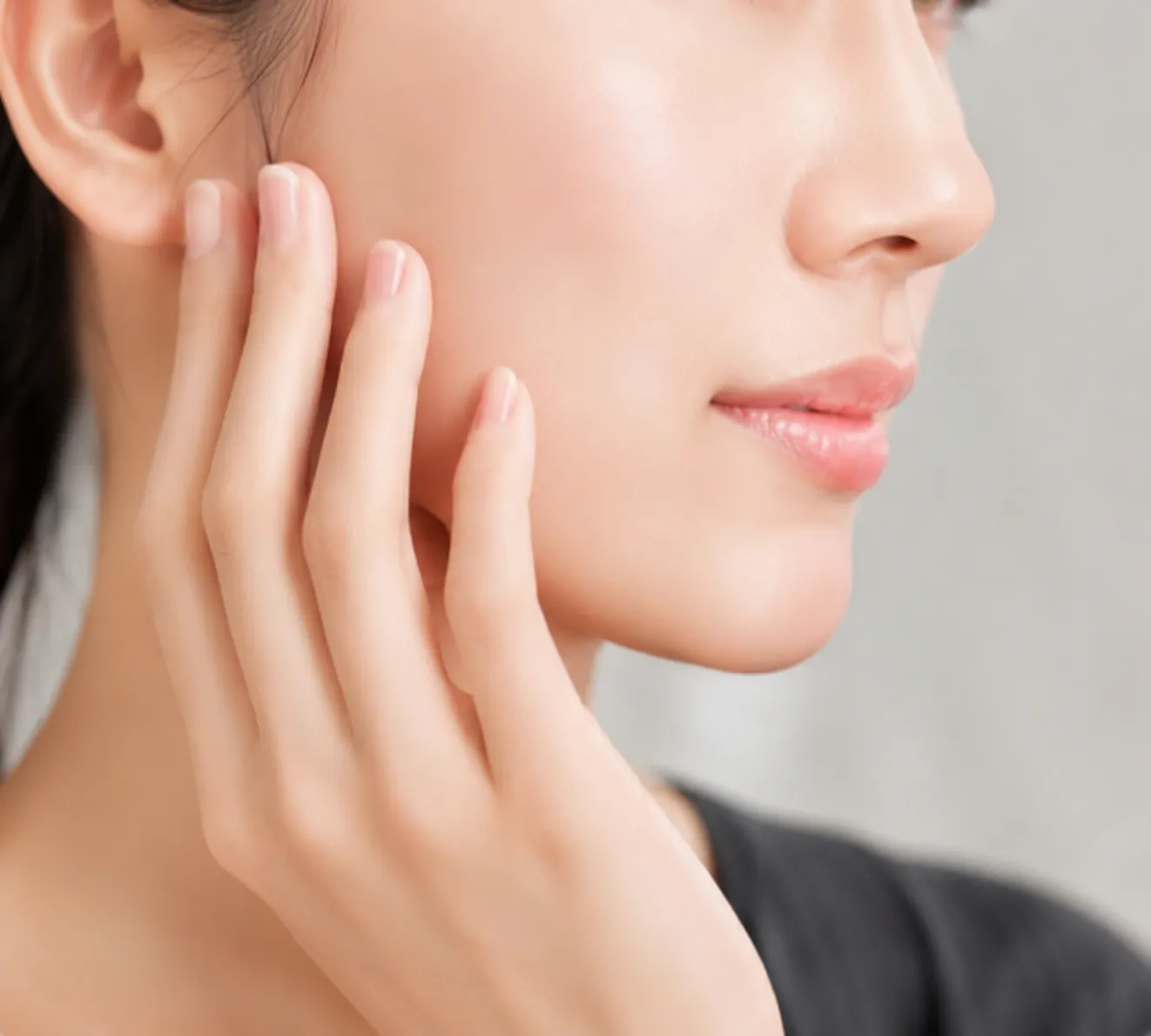 ツバキオイルをフェイスケアに使う方法 - 洗顔後の肌に馴染ませて保湿